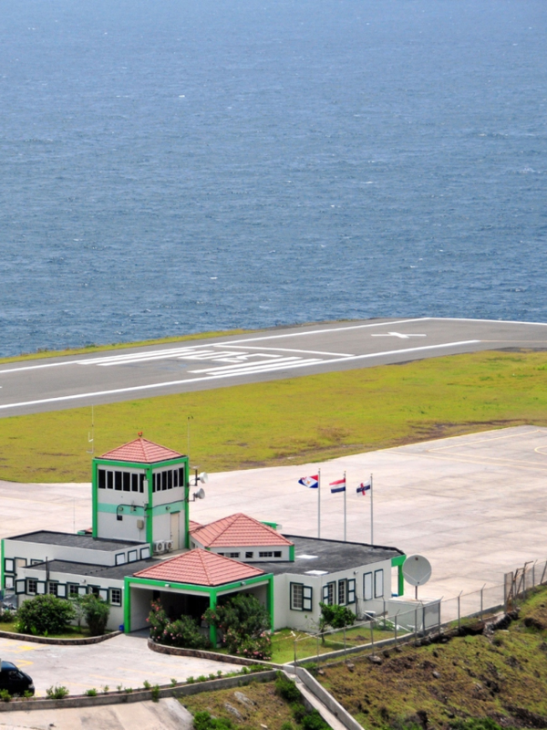 world smallest airport, pilots afraid to land plane here