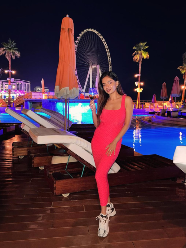 Anushka Sen gives fashion goals in bodycon dress, shows glamorous look in Dubai