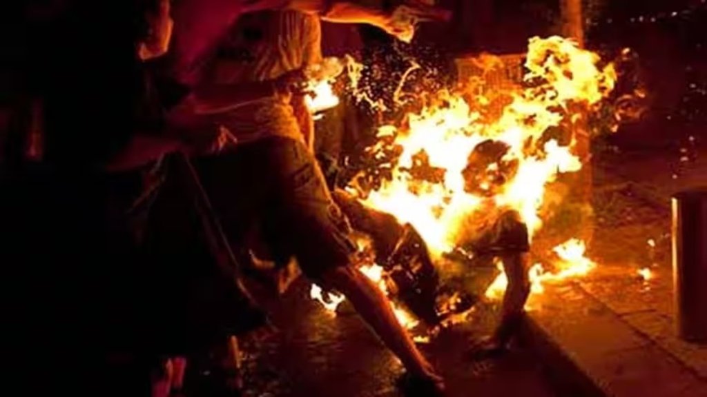 delhi man set himself on fire