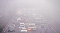 दिल्ली-एनसीआर में ठंड और कोहरे का सितम जारी, रेल और हवाई सेवाएं बाधित
