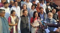 संसद से क्यों निष्कासित की गईं महुआ मोइत्रा? सदस्यता रद्द होने पर कही ये बात, पीछे खड़ी नजर आईं सोनिया गांधी