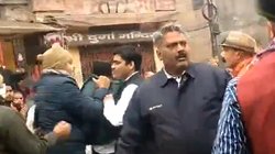 सपा-बसपा नेताओं के बीच जमकर चले लात-घूंसे, मेरठ नगर निगम बोर्ड की बैठक में हंगामा