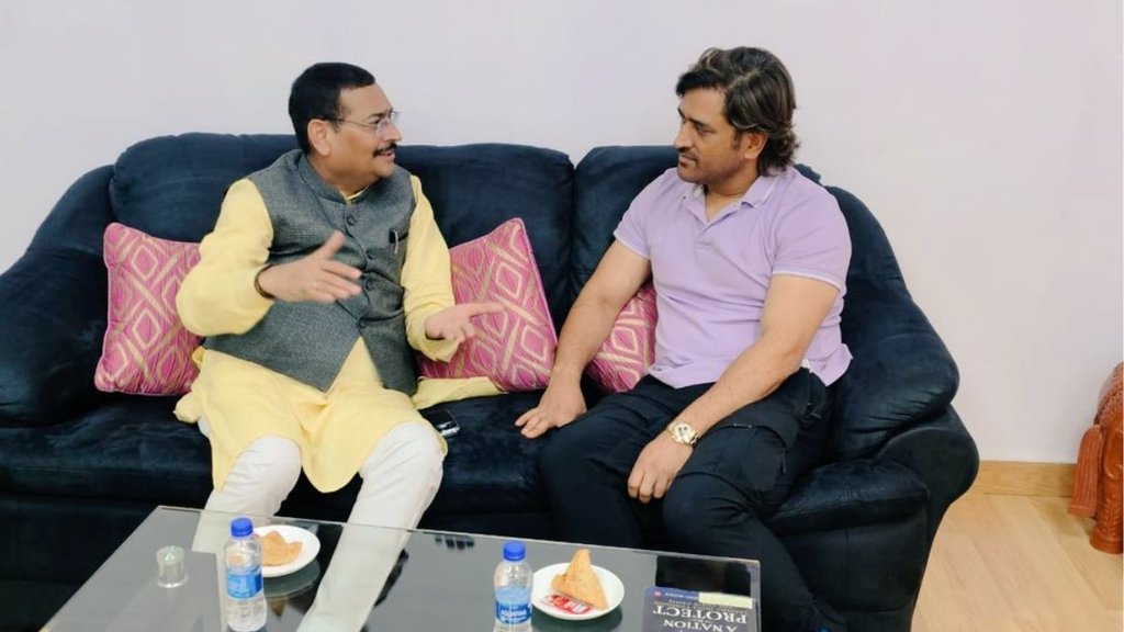 ms dhoni | bjp | viral photo |