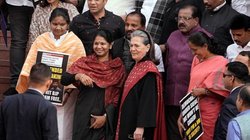 Parliament Winter Session: ‘यह सरकार लोकतंत्र का गला घोंट रही’, सांसदों के निलंबन को लेकर केंद्र पर बरसीं सोनिया गांधी