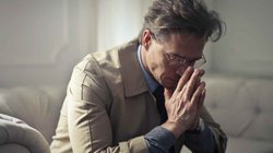 इस शख्स ने सालों से नहीं झपकईं पलकें, महिला के चक्कर में तबाह कर ली अपनी जिंदगी