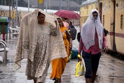 Weather Forecast: पहाड़ी इलाकों में कल बारिश का अनुमान, मैदान में सुबह कोहरा और दोपहर में चलेंगी ठंडी हवाएं