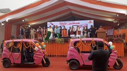 Ayodhya Ram Mandir: राम मंदिर प्राण प्रतिष्ठा से पहले Uber ने अयोध्या में पेश किए EV Auto, CM योगी आदित्यनाथ ने दिखाई हरी झंडी