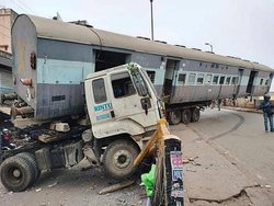 बिहार में अजब-गजब: ट्रेन की बोगी ले जा रहा ट्रक बीच सड़क पर पलटा, फ्लाईओवर के नीचे अटक गया हवाई जहाज