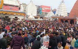 New Year Celebration: इष्ट देवता की पूजा-अर्चना से हुई साल की शुरुआत, झारखंड के देवघर में ऐसा रहा हाल
