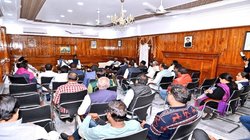 गिरफ्तारी की आशंका के बीच रांची लौटे हेमंत सोरेन, पत्नी की मौजूदगी में विधायकों के साथ कर रहे मीटिंग