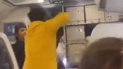 उड़ान में हुई देरी से नाराज यात्री ने IndiGo के विमान में पायलट के साथ की मारपीट, वीडियो वायरल