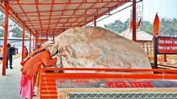 Ayodhya: इन पत्थरों पर हुई श्रीराम की विशेष कृपा, पूज रहे श्रद्धालु, भारत से बाहर की भी हैं कुछ शिलाएं