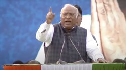 Lok Sabha Elections: ‘लोगों को भगवान की फोटो दिखाने से पेट नहीं भरता’, खड़गे बोले- संकट के समय PM खोज लेते हैं बहाना