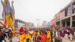 Ayodhya Ram Mandir Highlights: एक किलोमीटर लंबी दो लाइनें लगीं, बड़ी तादाद में अयोध्या पहुंच रहे हैं राम भक्त