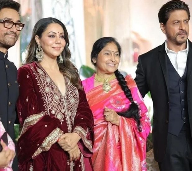 आइरा और नूपुर के रिशेप्शन में शाहरुख खान अपनी पत्नी गौरी खान के साथ पहुंचे थे। दोनों ने आमिर खान और नुपुर की मां के साथ फोटो भी खिंचवाई।