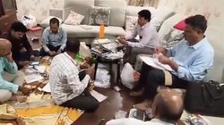 40 लाख कैश, 2 किलो सोना, 60 महंगी घड़ियां… अधिकारी के घर छापेमारी में मिली 100 करोड़ से अधिक की संपत्ति