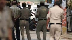 कार के इंजन से मोबिल ऑयल टपक रहा…इतनी सी बात जूते कारोबारी को पड़ी भारी, पल भर में पांच लाख रुपए ऐसे हुए गायब