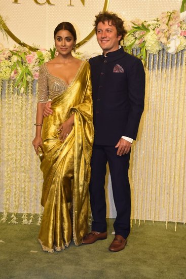 साउथ की फेमस एक्ट्रेस श्रेया सरन पति एंड्रयू के साथ रिसेप्शन अटेंड करने पहुंचीं।