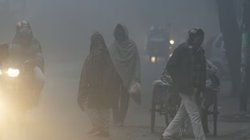 शीतलहर से ठिठुरी दिल्ली, दिन और रात के पारे ने लगाया गोता, लोग परेशान
