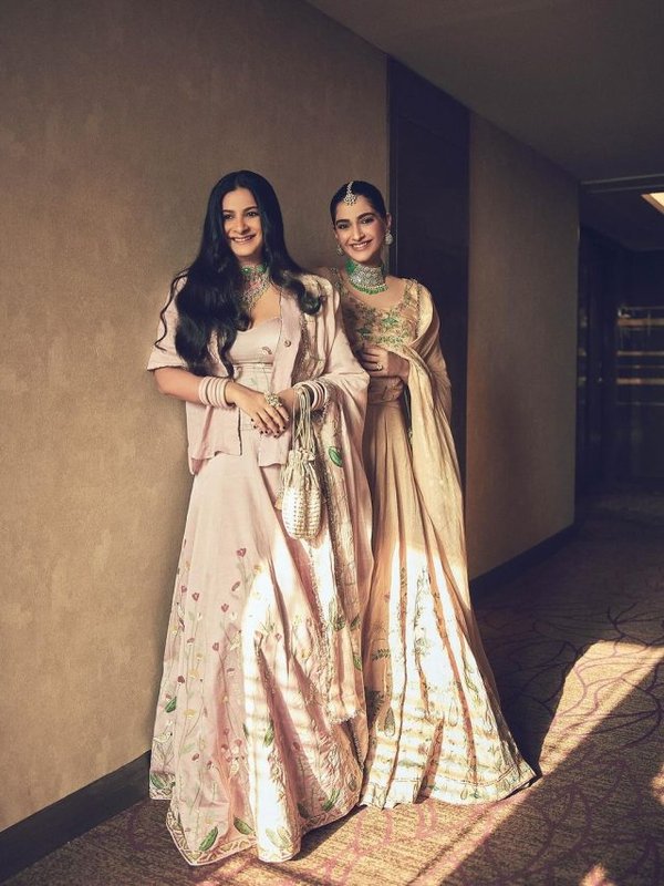 Sonam Kapoor did dress tuning with sister Rhea, looked beautiful in lehenga