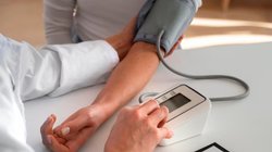 हाई Blood Pressure में भूलकर भी नहीं खाएं ये 5 चीज़ें, ज़हर की तरह करती है काम, BP नॉर्मल रखना चाहते हैं तो इनसे आज ही बना लें दूरी