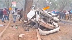 न्यू ईयर मना कर लौट रहे 6 दोस्तों की रोड एक्सीडेंट में मौत, डिवाइडर से टकराई कार, गाड़ी के उड़े परखच्चे