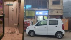 ATM ही उखाड़ ले गए चोर, 30 लाख भरा था कैश, गाड़ी में मशीन लादकर हुए फरार, CCTV में कैद हुई वारदात