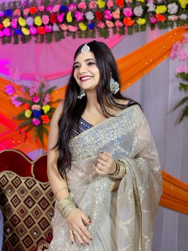 Ram Aayenge To Angana Sajaungi song singer Swati Mishra is as beautiful as her voice