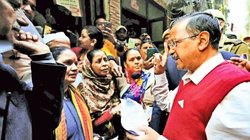 एलजी-केंद्र के हस्तक्षेप के खिलाफ जनता के बीच पहुंचे अरविंद केजरीवाल, पानी के गलत बिल के बहाने मांगा समर्थन