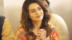 Akshara Singh के शो में मचा बवाल, बेकाबू हुई भीड़ और तोड़ी कुर्सियां, भोजपुरी एक्ट्रेस को जोड़ने पड़े हाथ