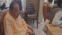 बैठक में टुन्न होकर पहुंचा BJP पार्षद, लेडीज टॉयलेट में घुसकर की पेशाब