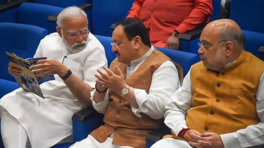 लोकसभा चुनाव के लिहाज से कर्नाटक में बीजेपी के लिए अलर्ट अलार्म बज गया है। (सोर्स - PTI)