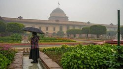 Aaj Ka Mausam: दिल्ली-एनसीआर में तेज बारिश से कंपकंपी बढ़ी, IMD ने बताया ऐसा रहेगा देशभर का मौसम