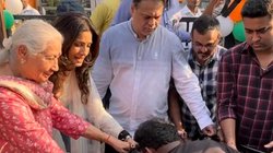 रवीना टंडन ने जीता फैंस का दिल, पिता रवि के नाम के चौक का किया उद्घाटन, की फिजिकली एबल्ड की मदद