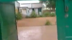 Hathras: 15 सालों से नहीं हुई सड़क की मरम्मत, पेरेंट्स ने बंद किया बच्चों को स्कूल भेजना, धरने पर बैठा पूरा गांव