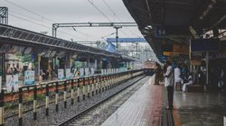 सुसाइड करने गए कपल, ट्रेन की स्पीड देख पीछे हटी प्रेमिका, प्रेमी ने कूदकर दी जान, कहानी में ट्विस्ट है