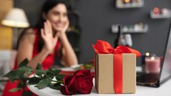 वैलेंटाइन डे पर अपने पार्टनर को देना है सरप्राइज गिफ्ट, तो यहां देखें कुछ यूनिक पर्सनलाइज्ड गिफ्ट आइडियाज