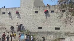 हरियाणा में 10वीं कक्षा की बोर्ड परीक्षा में धड़ल्ले से हो रही नकल, रस्सियों के सहारे बिल्डिंग पर चढ़कर बांटी पर्चियां; देखें Video