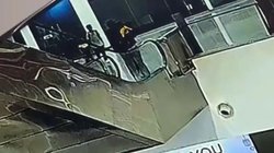 मॉल में एस्केलेटर पर चढ़ते पिता के हाथ से छिटक कर गिर गया एक साल का बच्चा, मौत