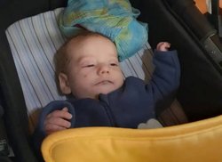 लंदन में तीन महीने के बच्चे की आंख में हुआ दुर्लभ किस्म का कैंसर, मां ने मोबाइल फ्लैश से ऐसे लगाया पता