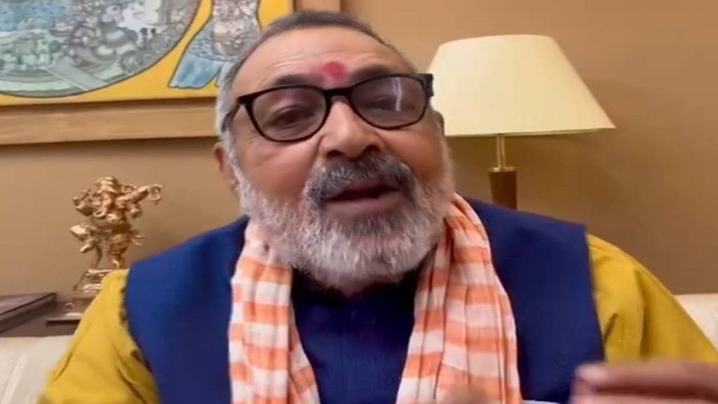 केंद्रीय मंत्री गिरिराज सिंह ने कहा कि पीएम मोदी का पूरा राष्ट ही परिवार है। (https://twitter.com/girirajsinghbjp)