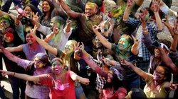 दुनिया मेरे आगे: होली है प्रेम और प्रकृति में लीन होने का त्योहार