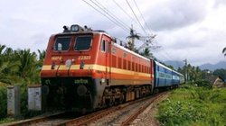 जहालत की इंतहा! जनरल टिकट पर AC कोच में चढ़ी महिला तो बौखलाए TTE ने चलती ट्रेन से फेंका