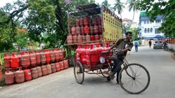 LPG Price Hike: महंगाई की मार! आज से बढ़ गई एलपीजी गैस सिलेंडर की कीमत, जानें क्या है नया दाम
