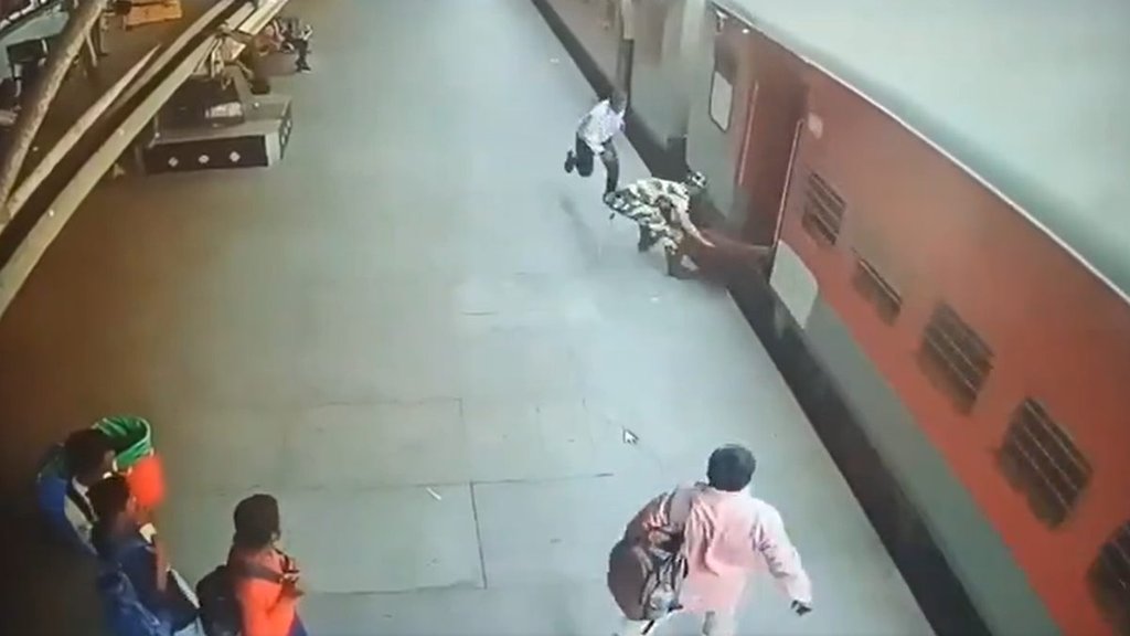 Pune Railway, man fall train, Video Viral, Viral video, पुणे रेलवे स्टेशन, वीडियो वायरल, वायरल वीडियो,