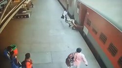 फरिश्ता बना रेलवे सुरक्षाकर्मी, चलती ट्रेन में चढ़ने की कोशिश कर रहे युवक की बचाई जान; देखें वीडियो