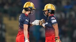 WPL 2024: मुंबई को 7 विकेट से हरा प्लेऑफ में आरसीबी, एलिसा पेरी ने गेंद के बाद बल्ले से भी मचाया कोहराम