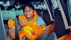 लोकसभा चुनाव से पहले हेमंत सोरेन को बड़ा झटका, भाभी सीता सोरेन ने JMM से दिया इस्तीफा, BJP में शामिल