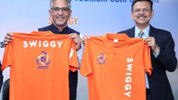 रेल यात्रियों के लिए गुड न्यूज! IRCTC और Swiggy ने मिलाया हाथ, अब ट्रेन में भी स्विगी से झटपट ऑर्डर होगा फूड