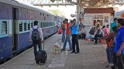 होली से पहले रेलवे का बहुत बड़ा तोहफा, 50 फीसदी तक सस्ता हुआ रेल किराया, ट्रेन टिकट के दाम में बंपर कटौती, जानें पूरी डिटेल